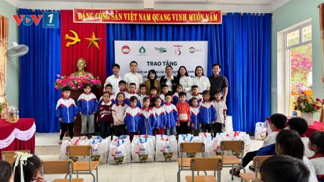 Hỗ trợ nhu yếu phẩm cho 15 trường học miền Trung đầu năm 2025