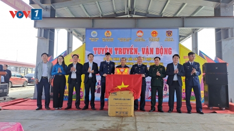 Hải đội 102 tăng cường tuyên truyền chống khai thác IUU cho ngư dân Cẩm Xuyên