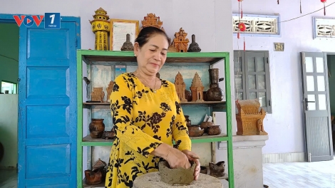 Người phụ nữ Chăm nặng lòng với nghề gốm ở Bình Thuận