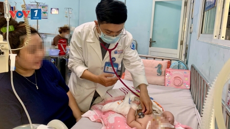 Dịch sởi bùng phát, bác sĩ cảnh báo về làn sóng "chống vaccine"
