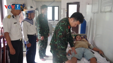 Bệnh xá đảo Trường Sa cấp cứu ngư dân bị cá mao tiên đâm vào chân