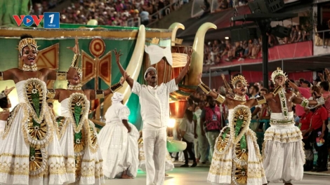 Nhiều du khách tham gia các trường dạy nhảy samba ở Brazil