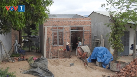 Đảng viên ở Kon Tum đi đầu giúp dân xoá nhà tạm, nhà dột nát