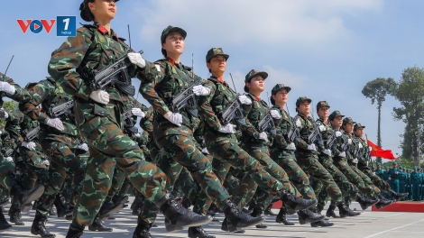 Những “bóng hồng” vượt nắng rầm rập luyện tập diễu binh, diễu hành