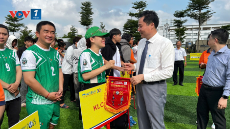 Cựu sinh viên HUTECH và lãnh đạo doanh nghiệp tham gia giải bóng đá Alumni Football 2025