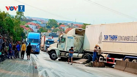 Quốc lộ 1A qua Quảng Bình ùn tắc vì xe container đâm dải phân cách