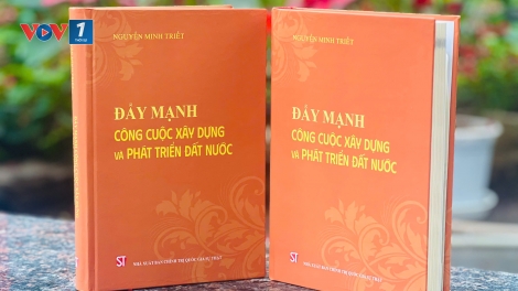 Trao tặng sách cho nguyên Chủ tịch nước Nguyễn Minh Triết