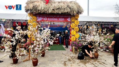 Tiếng trống rộn ràng trong lễ hội hoa ban TP Sơn La
