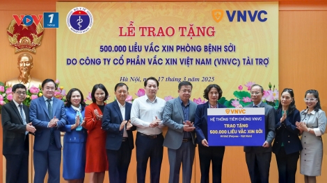 VNVC trao tặng 500 nghìn liều vắc xin sởi cho Bộ Y tế chống dịch