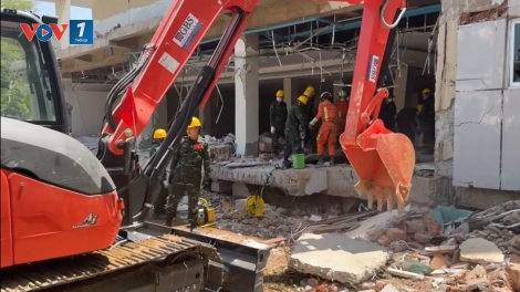 Lực lượng cứu hộ QĐND Việt Nam đã đưa 15 nạn nhân Myanmar ra khỏi đống đổ nát