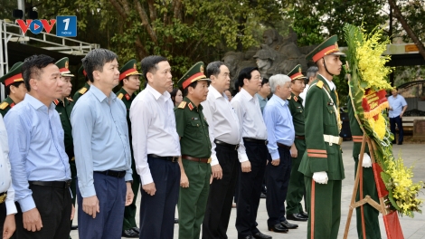 Chủ tịch Quốc hội dâng hương tưởng niệm các anh hùng liệt sĩ tại Quảng Trị