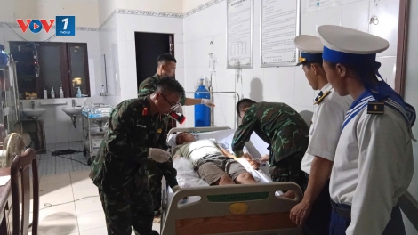 Bệnh xá đảo Trường Sa cấp cứu ngư dân bị máy xay đá cuốn bàn tay.