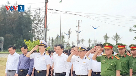 Lữ đoàn 126 dâng hoa, dâng hương Đài chiến thắng Đặc công Hải quân tại Cửa Việt
