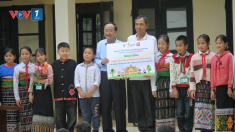 Quỹ Hỗ trợ đổi mới giáo dục phổ thông Việt Nam trao tặng quà cho trường học vùng khó khăn