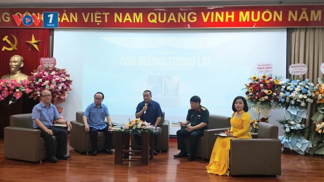 Ra mắt cuốn sách “Con đường tương lai” kỷ niệm 50 năm Ngày Giải phóng miền Nam, thống nhất đất nước