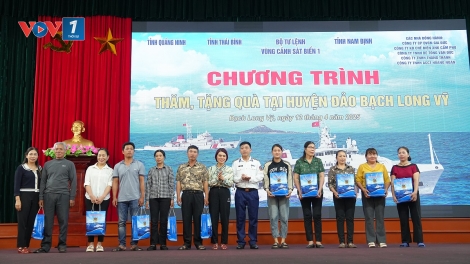 Thăm, tặng quà quân và dân huyện đảo Bạch Long Vĩ