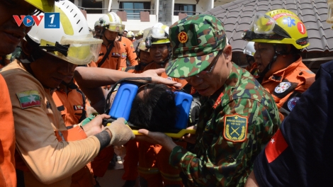 Cứu hộ QĐND Việt Nam phối hợp giải cứu thành công 1 nạn nhân còn sống trong đống đổ nát