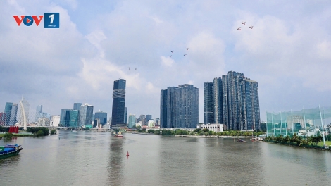 Thời sự 12h 18/4/2025: Lần đầu tiên trực thăng bay kéo thả cờ trên bầu trời TP HCM