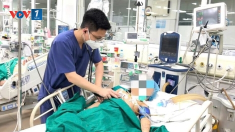 Bé gái 7 tuổi nguy kịch vì thanh gỗ mục đâm vào chân khi chơi đá bóng (01/05/2025)