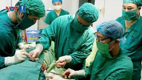 Cành cây dài 20cm nằm trong lồng ngực cụ bà suốt 2 năm (16/05/2025)