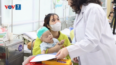 Phó Chủ tịch nước Võ Thị Ánh Xuân thăm, tặng quà bệnh nhi tại Bệnh viện Phổi Trung ương