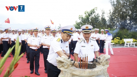 Đảng bộ Vùng 4 Hải quân dâng hương tại Khu tưởng niệm chiến sĩ Gạc Ma