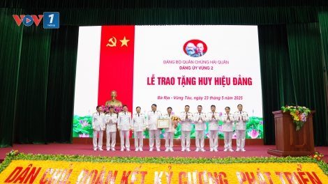 Chuẩn Đô đốc Lê Bá Quân vinh dự đón nhận Huy hiệu 30 năm tuổi Đảng