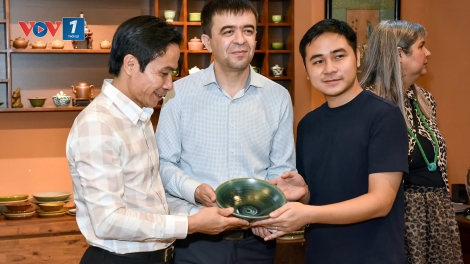 Nghệ nhân trẻ mang làn gió mới cho gốm sứ Bát Tràng