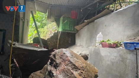 Mưa kéo dài, đá to từ trên núi lăn xuống nhà dân ở Yên Bái