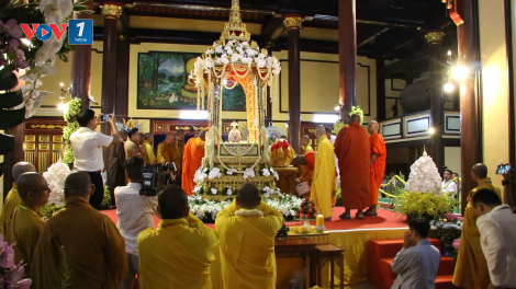 Hàng ngàn người chiêm bái xá lợi Phật tại Đà Nẵng