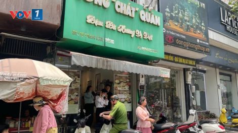 Đoàn kiểm tra liên ngành thành phố Hà Nội kiểm tra đột xuất quán lòng xe điếu.