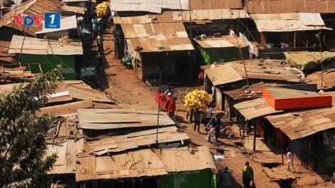 Dự án đường ống trên cao đem nước sạch đến cho người dân ở khu ổ chuột của Kenya