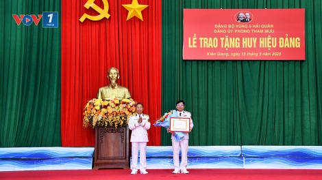 Chuẩn đô đốc Trịnh Xuân Tùng nhận huy hiệu 30 năm tuổi Đảng