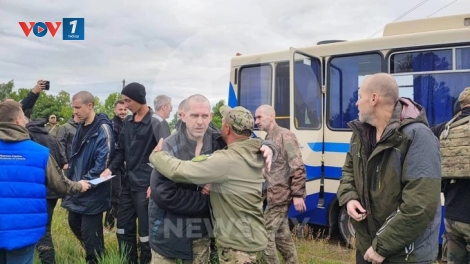 Tù nhân dân sự Nga được Ukraine trả tự do được chào đón xúc động tại Kursk