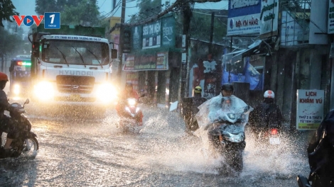 Mưa to kéo dài sáng cuối tuần, nhiều tuyến đường tại TP.HCM ngập sâu