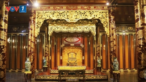 Du khách ngồi lên ngai vàng tại Đại Nội Huế, gây bức xúc dư luận