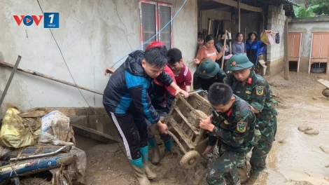 Bắc Kạn: LLVT và cán bộ, viên chức hỗ trợ nhân dân vùng lũ