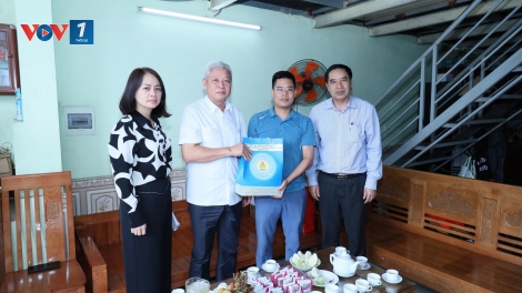 Đoàn công tác Bộ Nội vụ thăm hỏi nạn nhân tai nạn lao động tại Thái Nguyên