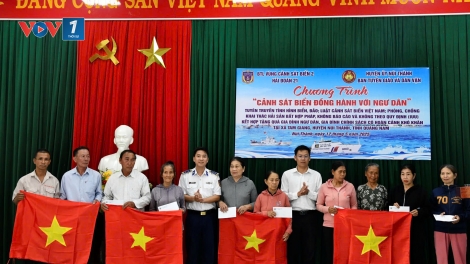 Vùng Cảnh sát biển 2 tuyên truyền chống khai thác IUU cho ngư dân