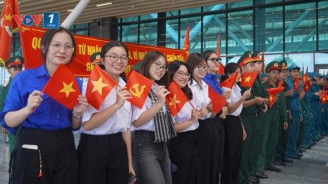 Người dân TP.HCM chụp hình, hát mừng đất nước trong ngày chia tay lực lượng diễu binh