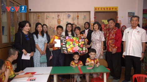 Phu nhân Lê Thị Bích Trân thăm Trung tâm bảo trợ trẻ em Jing Sun