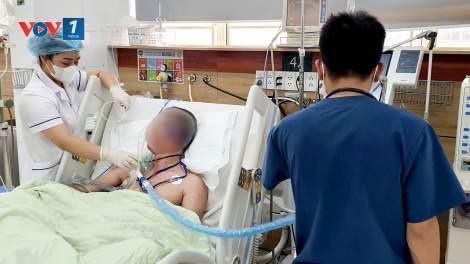 Mua nhầm cồn độc hại để súc miệng, người đàn ông hôn mê sâu