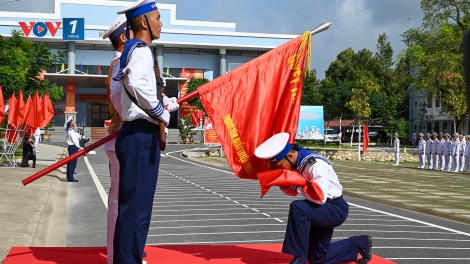 Chiến sĩ mới Vùng 2 Hải quân tuyên thệ dưới Quân kỳ Quyết thắng, sẵn sàng bảo vệ chủ quyền biển đảo