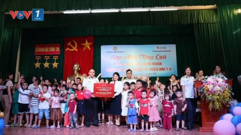 Lữ đoàn 126 tặng quà cho con quân nhân