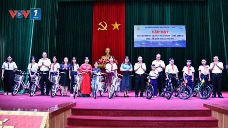 Hội Liên hiệp phụ nữ tỉnh Cà Mau mang yêu thương đến đảo xa