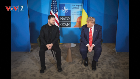 Tổng thống Zelenskiy “bất ngờ” mặc áo vest đen trong cuộc gặp Tổng thống Trump