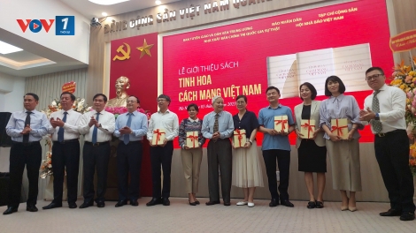Cuốn sách “Tinh hoa cách mạng Việt Nam”:Tài liệu giá trị để tu dưỡng “mắt sáng, lòng trong, bút sắc"
