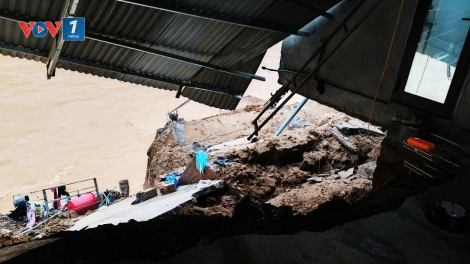 Quảng Trị: Mưa lũ gây sập nhà, cuốn trôi ô tô ở huyện Đakrông