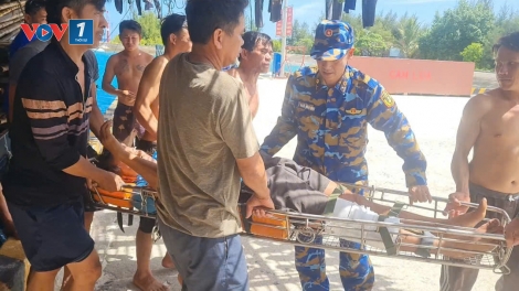 Đảo Sinh Tồn kịp thời cấp cứu ngư dân bị vỡ xương bánh chè