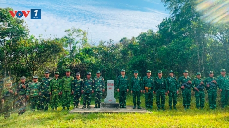 Bộ đội biên phòng giúp dân xóa đói giảm nghèo, xây dựng biên cương vững mạnh.